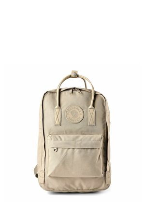 Zaino rettangolare beige con tasca frontale con zip, doppie maniglie superiori e toppa circolare con il logo "Fjällräven Kånken".