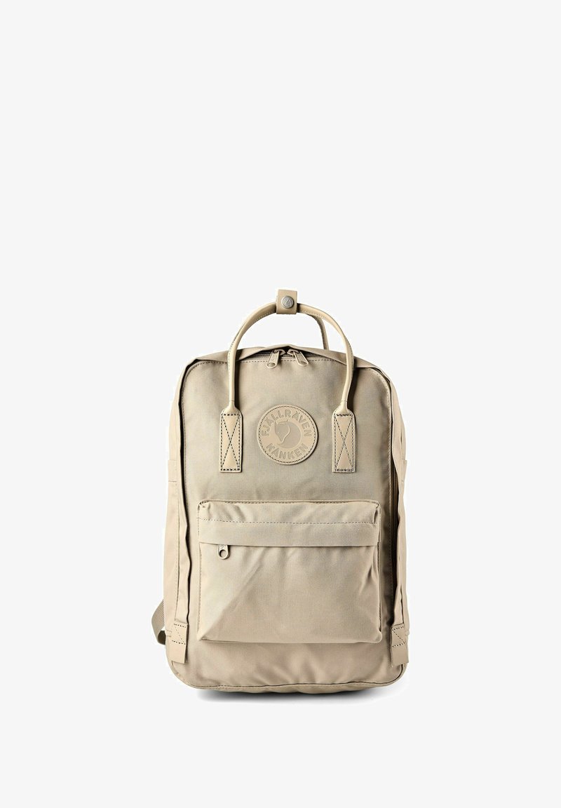 Zaino rettangolare beige con tasca frontale con zip, doppie maniglie superiori e toppa circolare con il logo "Fjällräven Kånken".