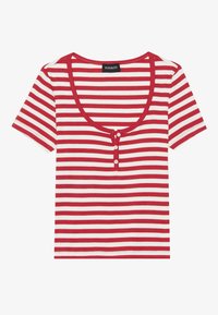 Camiseta de manga corta a rayas rojas y blancas con escote redondeado, que presenta tres botones en la parte delantera y un diseño ajustado.