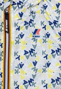Let jakke med mønster i et blåt og gult abstrakt design. Har lynlås, hætte og K-WAY-logo på brystet.
