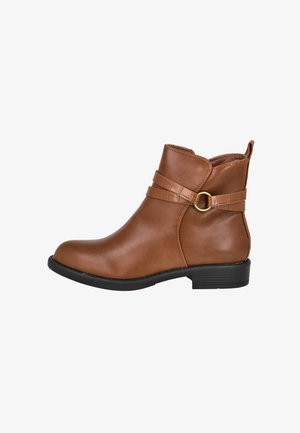 Botín de cuero marrón hasta el tobillo con una correa decorativa y detalle de anillo dorado, suela negra y tacón bajo, mostrado de lado sobre un fondo blanco.