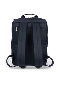 Zaino blu navy con spallacci imbottiti, superficie liscia, tasca con cerniera e maniglia di trasporto rinforzata sulla parte superiore.