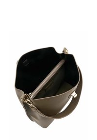 Sac à main en cuir vert olive avec une large ouverture, quincaillerie dorée et intérieur noir. Comprend un compartiment zippé à l'intérieur.