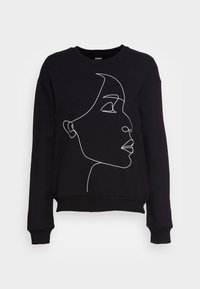 Sudadera negra con un dibujo lineal blanco de un rostro de perfil. Puños y dobladillo acanalados, diseño estándar de cuello redondo con un ajuste cómodo.