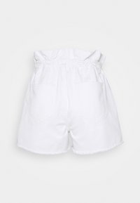 Shorts de mezclilla blanca con cinturilla elástica, dobladillo deshilachado y dos bolsillos traseros. La tela parece ligera y sin adornos.