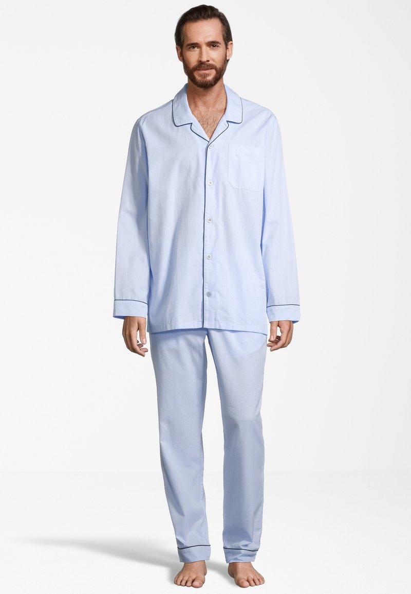 Vaaleansiniset puuvillapijamasetti, jossa on nappikauluspaidan yläosa, jossa on tasku ja musta kantti, yhdistettynä matching suoriin lahkeisiin housuihin.