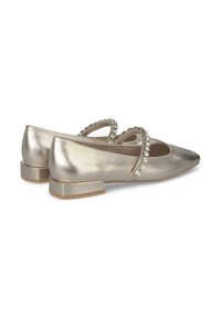 Ballet flats metallici oro con punta affusolata, tacco basso a blocco e cinturino decorativo adornato da piccole pietre di zirconia. Texture liscia.
