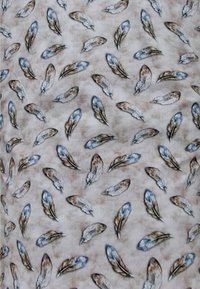 Lichtbeige stof met een verspreid veerpatroon in zachte bruin-, blauw- en crèmekleuren. De veren zijn gedetailleerd met fijne lijnen en textuur.