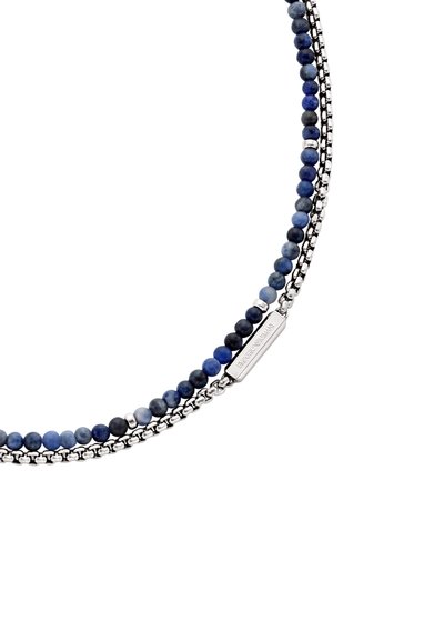 Bracelet à perles avec des pierres bleu marine, comportant des maillons de chaîne en métal alternés et une plaque en argent gravée.