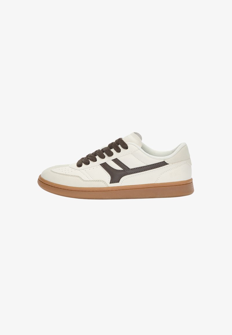 Białe sneakersy z brązowymi akcentami, posiadające górę z gładkiej skóry, okrągły czubek i gumową podeszwę. Sznurowadła są ciemnobrązowe, co tworzy kontrast.