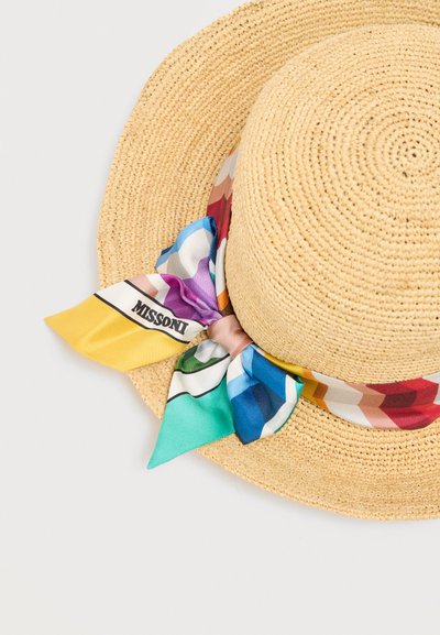 Ψάθινο καπέλο με φαρδύ γείσο και πολύχρωμο μεταξωτό μαντήλι με σχέδια δεμένο στη βάση, που φέρει τη λέξη «MISSONI» στο κίτρινο τμήμα.