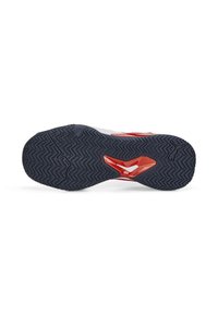 Suela de calzado en goma negra con un patrón de tracción en zigzag, con un acento rojo. Diseño liso y duradero, ideal para agarre y rendimiento.