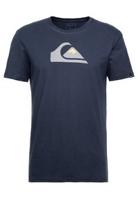 Marinblå bomulls t-shirt med en stor grå och gul våglogo i mitten. Rund halsringning och korta ärmar.
