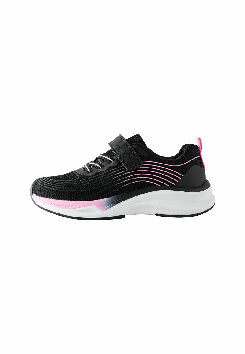 Chaussure de sport noire avec un dessus en maille, des accents roses et une sangle Velcro. Dispose d'une semelle blanche rembourrée et de lignes décoratives sur le côté.