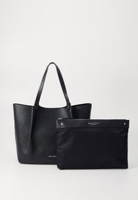 Sac fourre-tout en cuir texturé noir avec double poignée, associé à une pochette en nylon noir dotée d'une fermeture éclair en haut et d'un détail de logo.