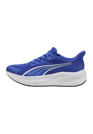Chaussure de course Puma bleue avec semelle blanche amortissante et détail à rayure argentée, conçue pour une performance athlétique légère.