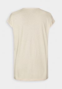 Světle béžové tričko s krátkým rukávem vyrobené z měkké látky, s kulatým výstřihem a volným střihem. Hladká textura s minimálními detaily.