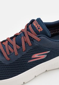 Skechers Performance GO WALK FLEX BUNGEE - Sneakers basse - navy/coral