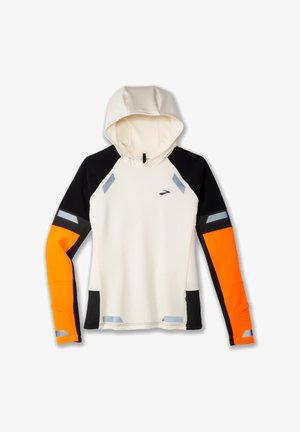 Kapuzensweatshirt mit einem weißen Körper, schwarzen Ärmeln und einem orangefarbenen Akzent an einem Arm. Reflektierende Details und eine strukturierte Oberfläche.
