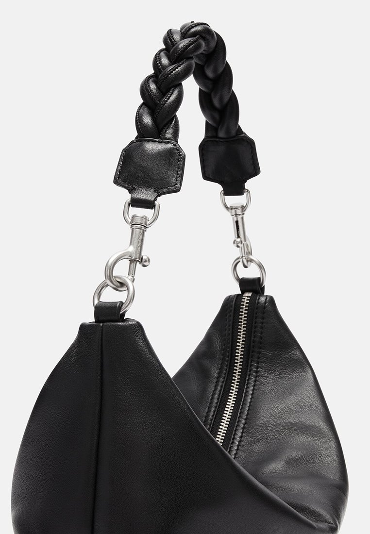 Schwarze Lederhandtasche mit einem geflochtenen Ledergriff, silberner Hardware und einem Reißverschluss oben. Das Design ist dreieckig mit einer glatten Textur.