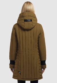 Cappotto lungo trapuntato marrone con cappuccio, caratterizzato da cuciture verticali, polsini neri e un'etichetta con logo all'orlo. Tessuto liscio, vestibilità comoda.
