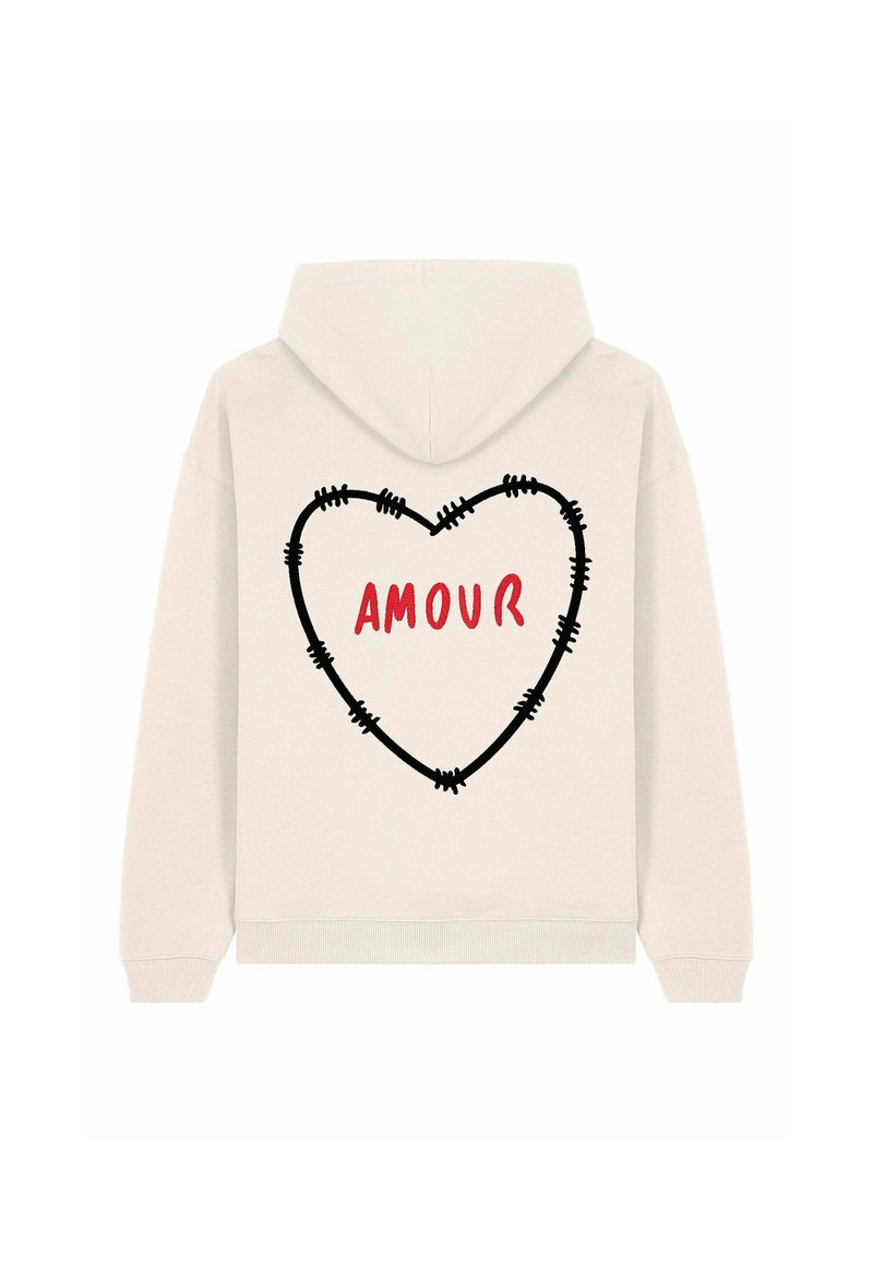 Sudadera de color claro con un diseño de corazón cosido en negro y la palabra "AMOUR" en rojo. Cuenta con capucha con cordón y puños acanalados.