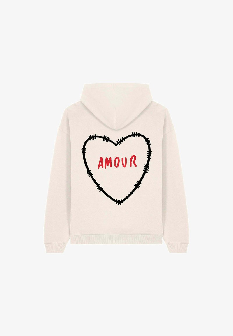 Ljusfärgad huvtröja med ett svart stickat hjärtdesign och ordet "AMOUR" i rött. Har en justerbar huva och ribbad ärmslut.