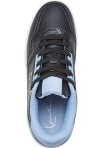 Černá teniska se světle modrými akcenty, černými tkaničkami, polstrovaným límcem a bílou podrážkou, zobrazena z vrchu.