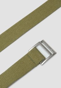 Zielonooliwkowy bawełniany pasek o teksturowanym wykończeniu, z metalową srebrną klamrą z wygrawerowanym napisem "SOLIVER". Płaski i prosty design.