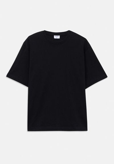 Črno kratkotrajno široko T-shirt s krožnim izrezom in vidno blagovno znamko Filippa K znotraj ovratnika.