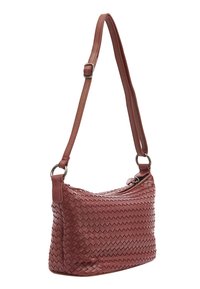 Borsa a tracolla in pelle borgogna intrecciata con un'unica tracolla regolabile, con una forma arrotondata e dettagli in metallo lucido.