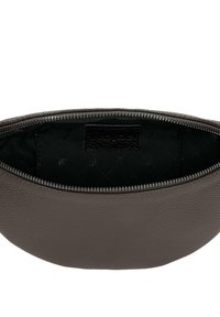 Braune Lederpouch mit einem Reißverschluss, featuring eine strukturierte Außenseite und ein glattes schwarzes Innenfutter. Sichtbare genähte Akzente.