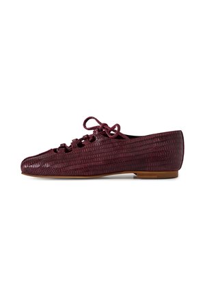 Platte, bordeauxkleurige leren schoen met structuur, veterontwerp en afgeronde neus, weergegeven in zijprofiel op een witte achtergrond.
