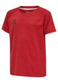 Rød atletisk T-shirt med rund hals, korte ærmer og svedtransporterende tekstur. Har sort logo og skulderdetaljer.