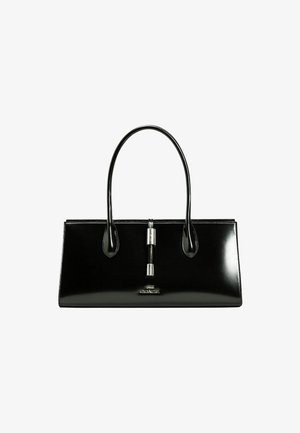 Borsa in pelle sintetica nera con finitura lucida, texture liscia, forma rettangolare strutturata, due manici arrotondati e un accento argentato al centro.
