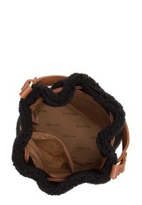 Sac seau en textile noir avec un bord en cuir marron, présentant un intérieur doux et le nom de la marque imprimé en motifs répétés.