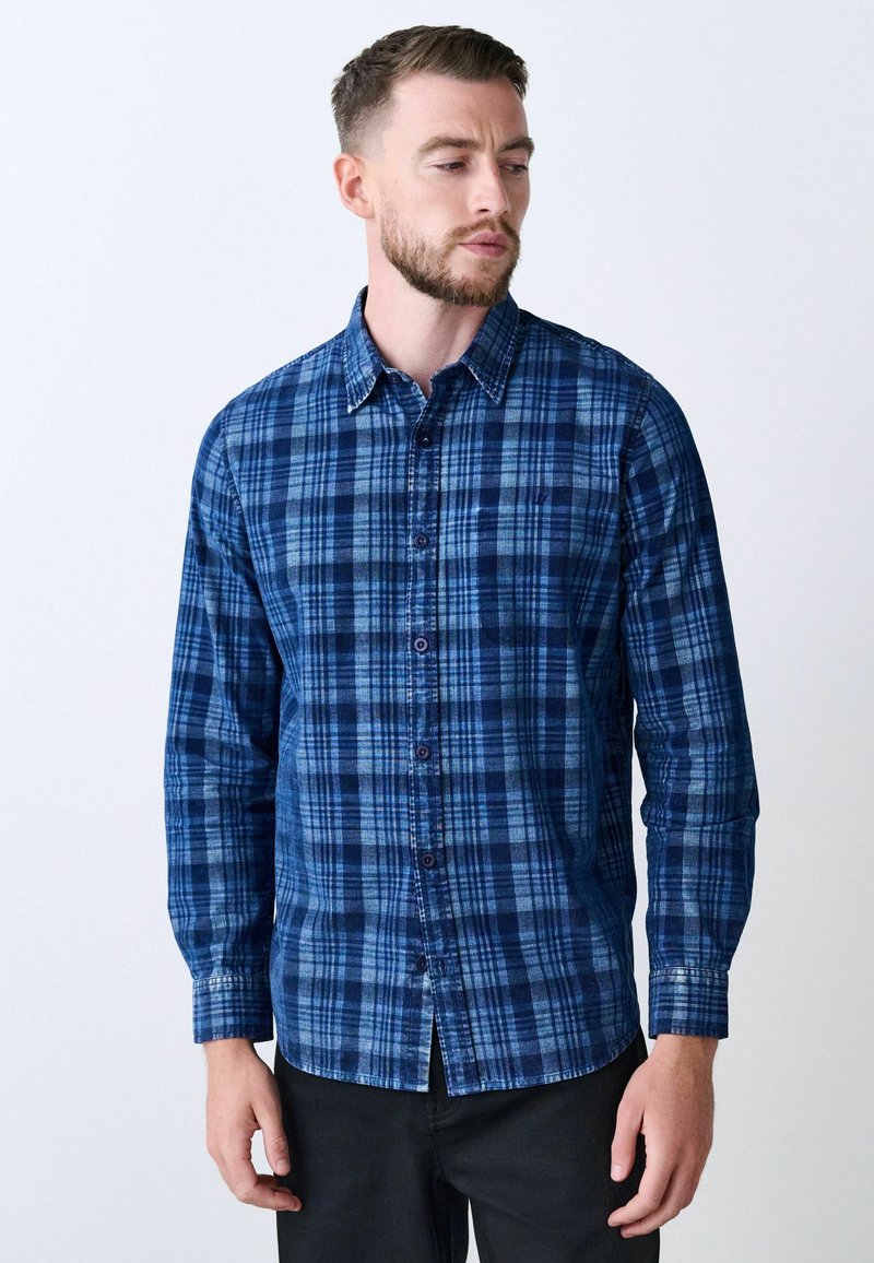 Marineblaues und hellblaues karriertes Flanellhemd mit langen Ärmeln, Knopfleiste und Kragen. Strukturierter Stoff mit kontrastierenden Farben und Mustern.