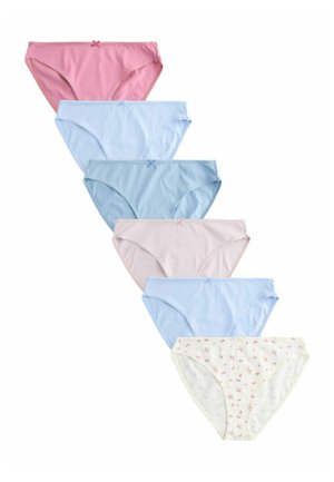 Hat pár női pamut bugyi különböző pasztellszínekben, beleértve a rózsaszínt, világoskék színt és virágmintásat, függőleges vonalban elrendezve.