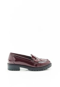 Mocasines de charol burdeos con punta de mocasín, detalles de costura y una suela de goma negra texturizada. Diseño plano con estilo de calzado slip-on.