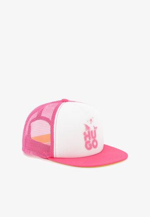 Casquette blanche avec des côtés en maille rose et une visière rose. Présente le logo "HUGO" en rose avec des accents de papillon. Conception à visière plate et structurée.