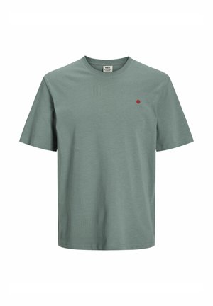 T-shirt in cotone verde a girocollo con maniche corte e un piccolo logo a punto rosso sul lato sinistro del petto. Texture morbida e taglio dritto.