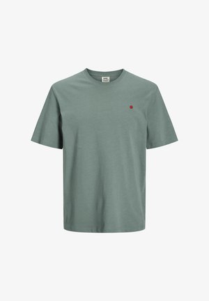 Zöld pamut környakú póló rövid ujjal és egy kis piros pont logóval a bal mellen. Puha textúra és egyenes szabás.