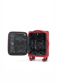 Roter Hartschalenkoffer mit vier Rollen, geöffnet und mit einem schwarz gestreiften Innenraum sichtbar. Beinhaltet eine Innennetztasche und einen gestreiften Trenner.