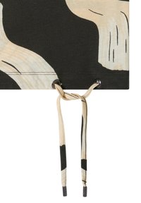 Černá látka s abstraktními béžovými vzory, vybavená stahovací šňůrkou s kovovými konci a všitým lemem. Hladká struktura a měkký vzhled.