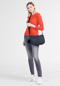Kipling IZELLAH BP - Borsa a tracolla - blau/blau