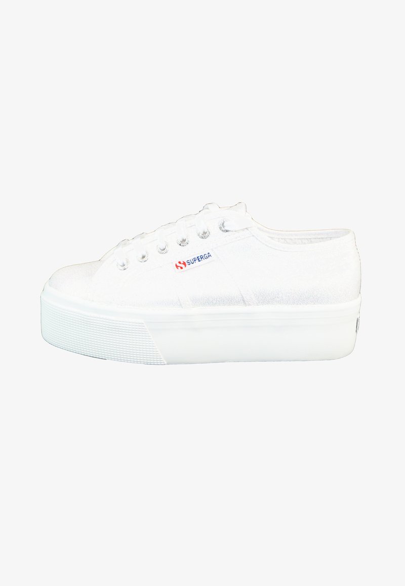 Sneaker bianca in tela con una superficie testurizzata, suola in gomma spessa e cinque occhielli. Presenta un piccolo logo rosso e blu sul lato.