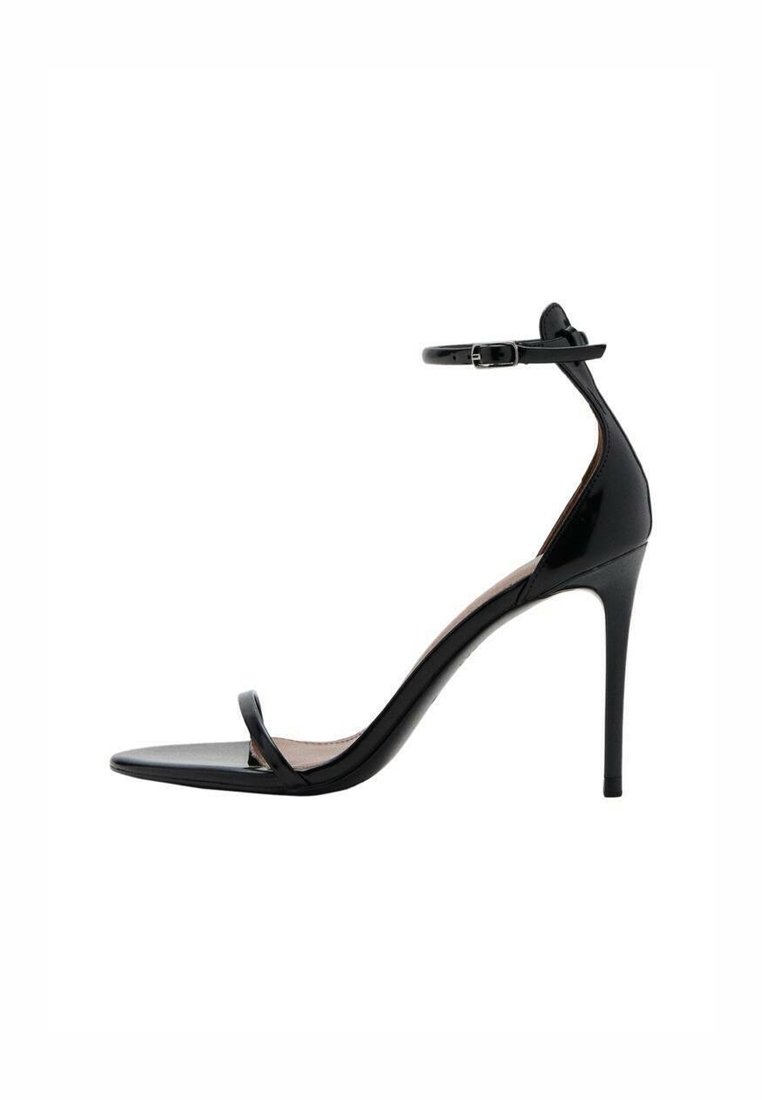 Sandale à talon stiletto en cuir verni noir avec une fine bride à la cheville et une boucle, une seule bride avant et un talon fin et pointu.