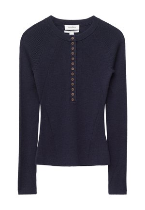 Laivastonsininen ribbineulottu pitkähihaispaita pyöreällä pääntiellä ja edessä kymmenellä pienellä ruskealla napilla varustetulla etulistalla.