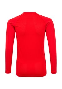 Rotes Langarmshirt aus glattem, dehnbarem Stoff; verfügt über einen runden Kragen und eine perforierte Textur auf dem Rücken für Belüftung.