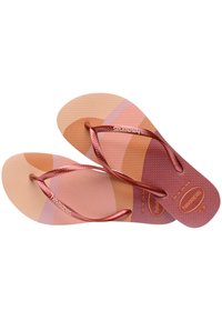 Încălțăminte flip-flop din cauciuc roz și piersică, cu bretele metalice de culoare roz aurie. Talpa texturată are un model în valuri, iar logo-ul este imprimat pe bretea.